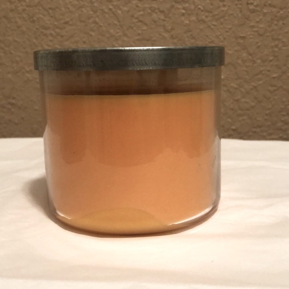 NWT Bath & Body Works Sugared Orange & Vanilla 3 wick Candle. Smells amazing - Picture 4 of 6